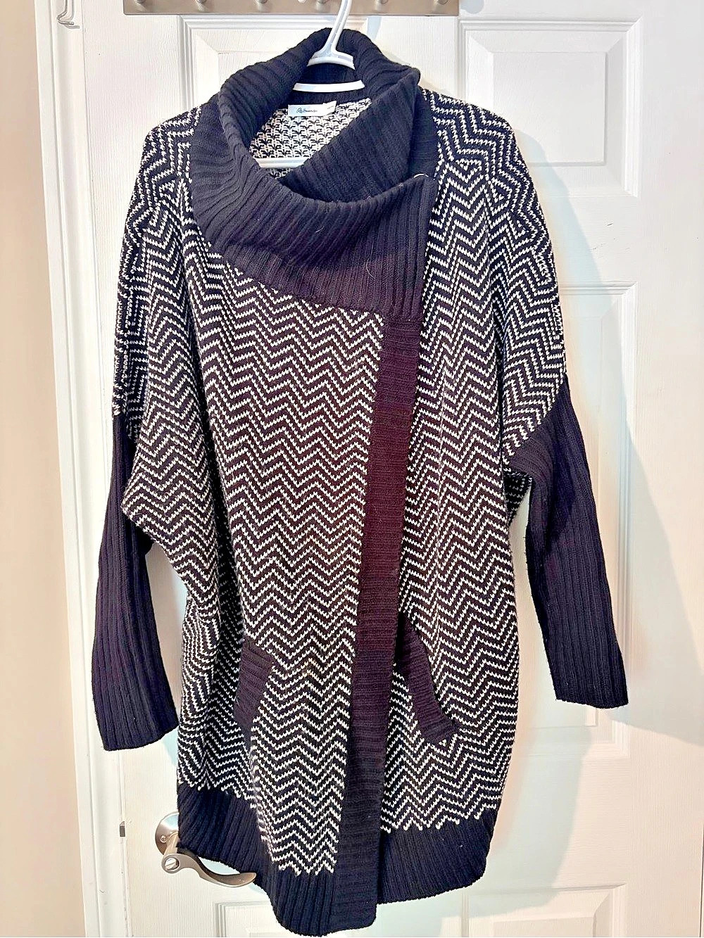 Reitmans Geometric Cowl Neck Sweater in Black & White Size XXL